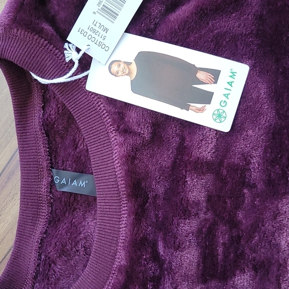Nwt GAIAM ultra soft plush velour pullover - Picture 2 of 3